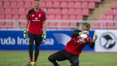 Kiper Liverpool, Simon Mignolet berusaha menangkap bola saat sesi latihan di Stadion Nasional Bangkok , Thailand, Senin (13/7/2015). Liverpool akan menggelar pertandingan persahabatan melawan tim All Stars Thailand. (REUTERS/Athit Perawongmetha)