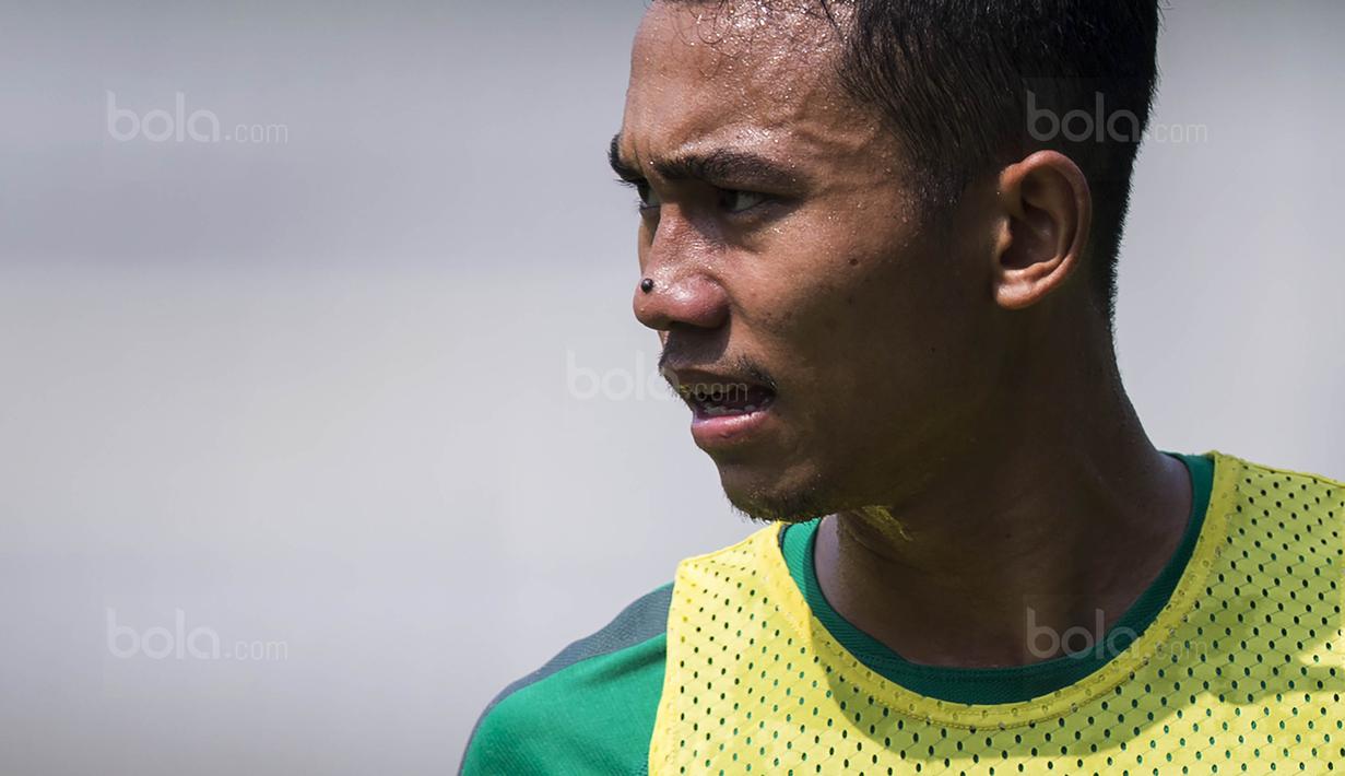 Bek Bali United, Ricky Fajrin, menempati posisi baru di Timnas Indonesia U-22 sebagai stopper. Hal tersebut terjadi karena cedera yang dialami oleh Bagas Adi Nugroho. (Bola.com/Vitalis Yogi Trisna)