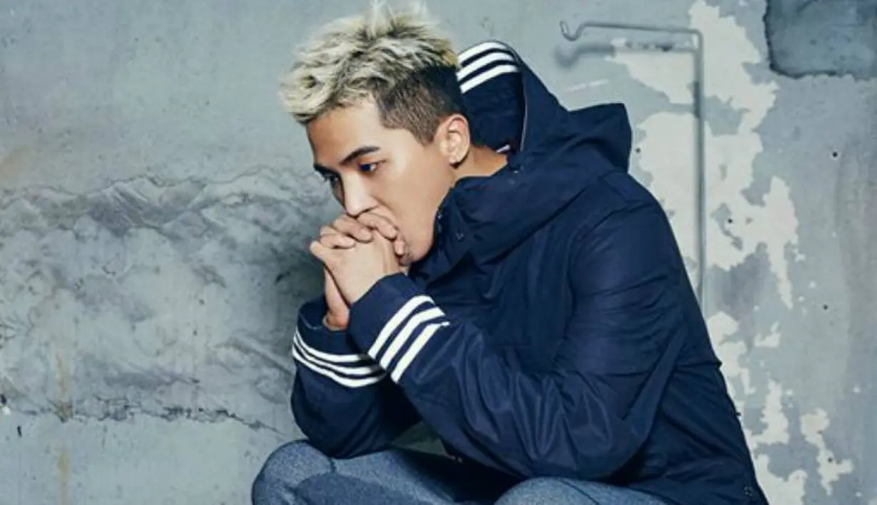 Mino Winner mengaku jika ciuman pertamanya dengan wanita yang lebih tua. Bahkan ia sangat senang dengan Sandara Park. (Foto: allkpop.com)