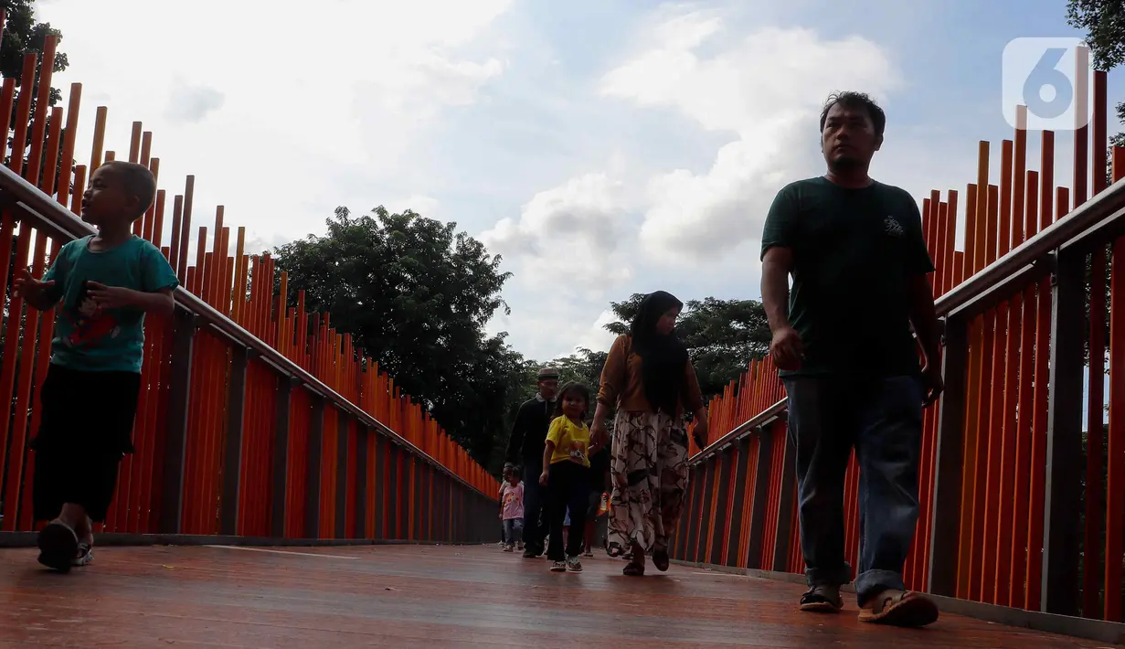 Sejumlah warga saat berwisata di Tebet Eco Park, Tebet, Jakarta, Senin (15/4/2024). (Liputan6.com/Herman Zakharia)