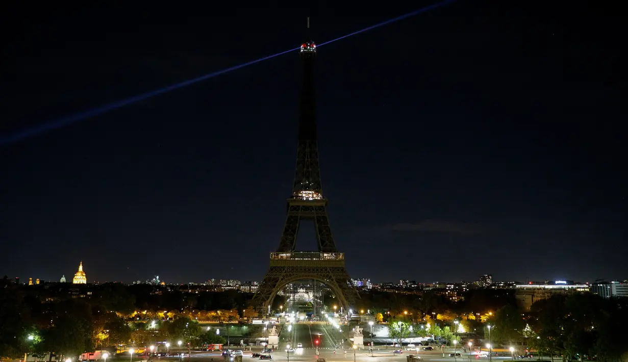 Lampu Menara Eiffel di Paris, dimatikan pada Rabu (21/10/2020). Kondisi gelap gulita itu untuk memberikan penghormatan terhadap Samuel Paty, seorang guru sejarah yang dipenggal kepalanya pada Jumat (16/10) lalu. (GEOFFROY VAN DER HASSELT / AFP)