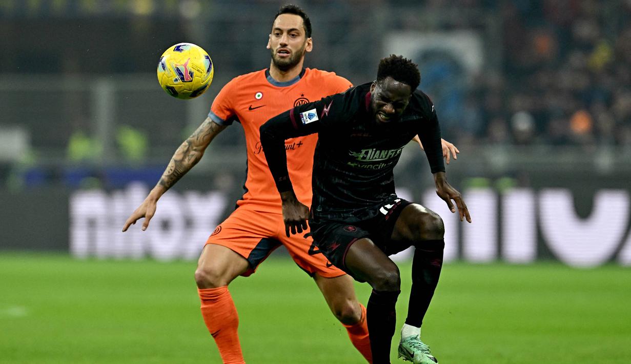 Kemenangan ini mengukuhkan posisi Inter di puncak klasemen sementara Liga Italia 2023/2024. (GABRIEL BOUYS/AFP)