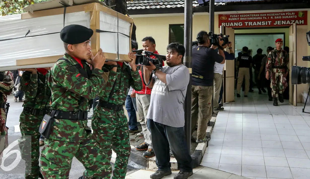 Sejumlah awak media saat meliput 13 peti korban helikopter TNI yang jatuh di RS Polri, Jakarta, Senin (21/3). Helikopter TNI AD mengalami kecelakaan saat akan mendarat di stadion Poso. (Liputan6.com/Yoppy Renato)