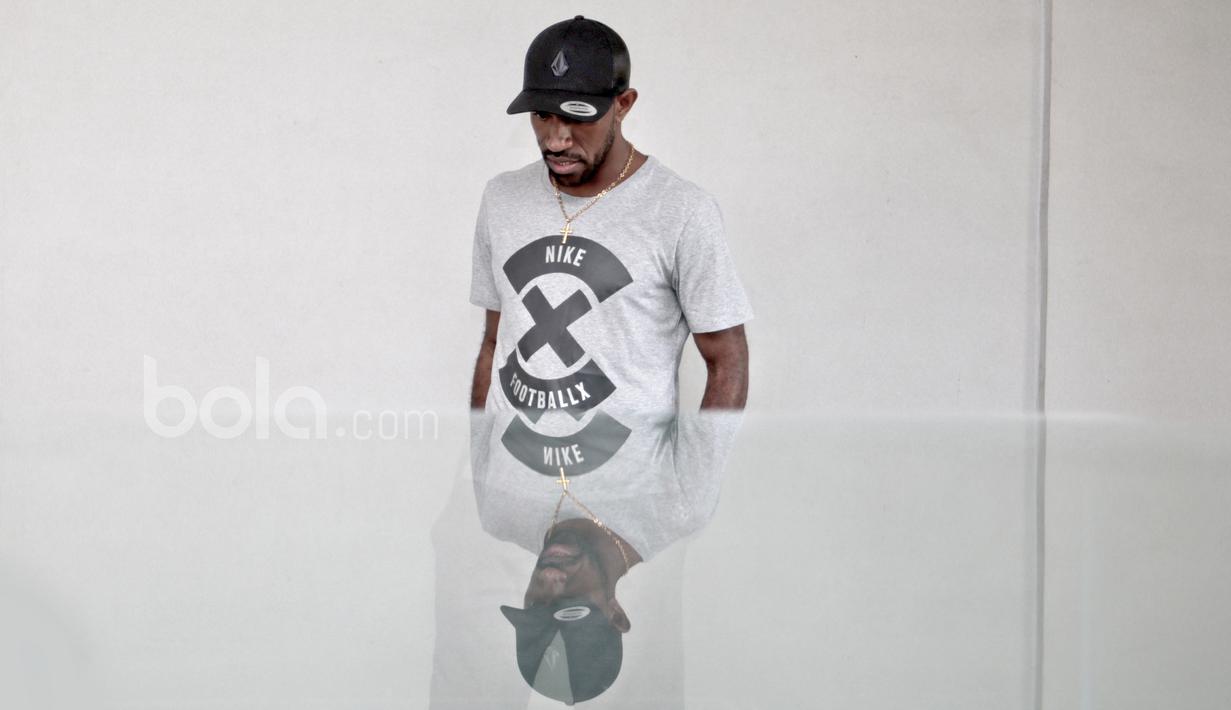 Boaz Solossa tidak hanya menjadi kapten untuk klub Persipura Jayapura tetapi juga sebagai Kapten Timnas Indonesia dan memulai karir sepak bola bersama klub Persiss Sorong. (Bola.com/Nicklas Hanoatubun)