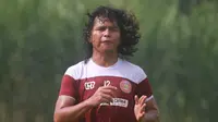 Luis Irsandi yang dijuluki Carles Puyol resmi pindah dari Persiraja ke klub Liga 2 asal Sumsel, Muba United untuk musim 2021. (Bola.com/Gatot Susetyo)