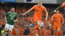 Gelandang Belanda, Donny Van de Beek, mengontrol bola saat melawan Irlandia Utara pada laga Kualifikasi Piala Eropa 2020 di Windsor Park, Belfast, Sabtu (16/11). Kedua negara bermain imbang 0-0. (AFP/Mark Marlow)