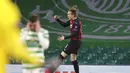 Pemain AC Milan Jens Petter Hauge melompat untuk merayakan gol ketiga timnya saat menghadapi Celtic pada pertandingan leg pertama Grup H Liga Europa di Celtic Park, Glasgow, Skotlandia, Kamis (22/10/2020). AC Milan menang 3-1. (Jane Barlow/Pool via AP)