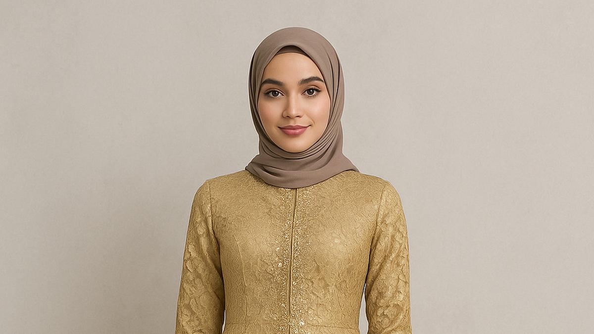 7 Model Gamis Brokat Belah Tengah Kombinasi Payet, Tampil Glamor untuk Acara Spesial