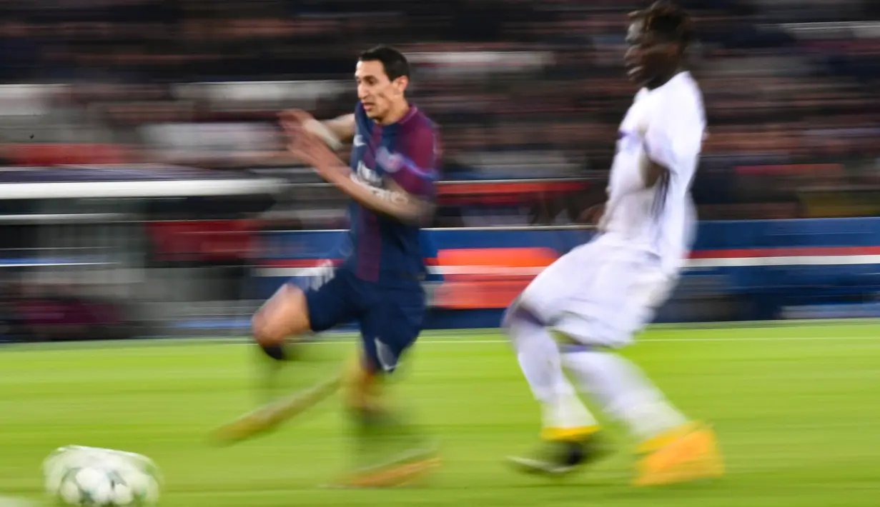 Gelandang PSG, Angel Di Maria, berlari kencang saat melawan Anderlecht pada laga Liga Champions di Stadion Parc des Princes, Paris, Selasa (31/10/2017). PSG menang 5-0 atas Anderlecht. (AFP/Franck Fife)