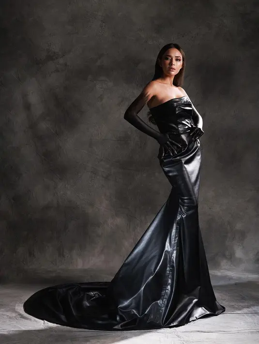 Aura magisnya dipancarkan melalui makeup smokey dan tangan yang juga diwarnai hitam. [Foto: Instagram/winstongomez]Mana potret Amanda Manopo yang jadi favoritmu, Sahabat FIMELA? [Foto: Instagram/winstongomez]