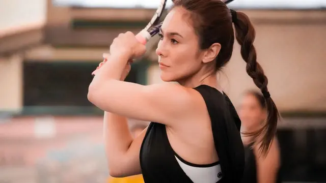 Kompak Bareng Shalom, Ini 7 Potret Wulan Guritno Saat Main Tenis