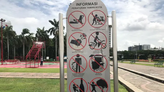 Papan larangan menginjak rumput di Monas
