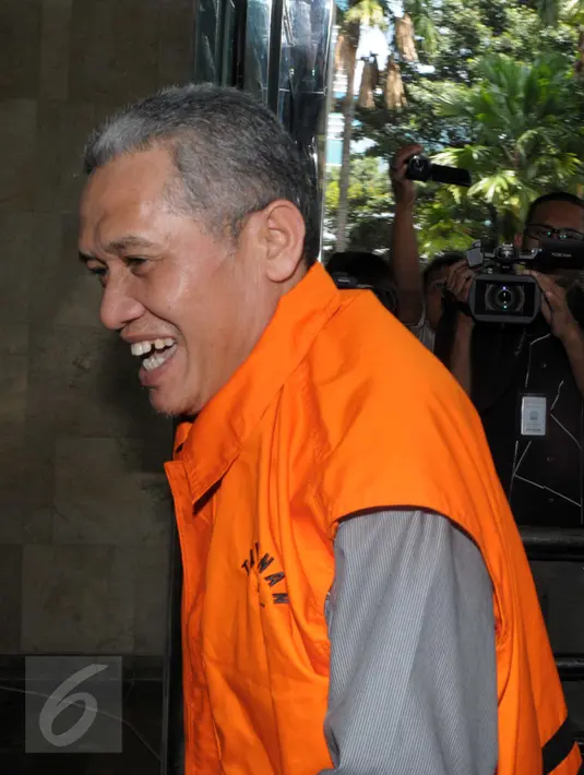 Ruslan Abdul Gani enggan memberikan komentar saat tiba di KPK untuk menjalani pemeriksaan, Jakarta, Senin (4/4). Ruslan diperiksa KPK sebagai tersangka kasus dugaan korupsi proyek pembangunan dermaga Sabang 2011. (Liputan6.com/Helmi Afandi)