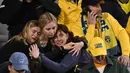 Setelah kejadian, kepolisian Belgia meminta para suporter Timnas Swedia untuk tetap bertahan di dalam stadion demi keamanan mereka. (AFP/John Thys)