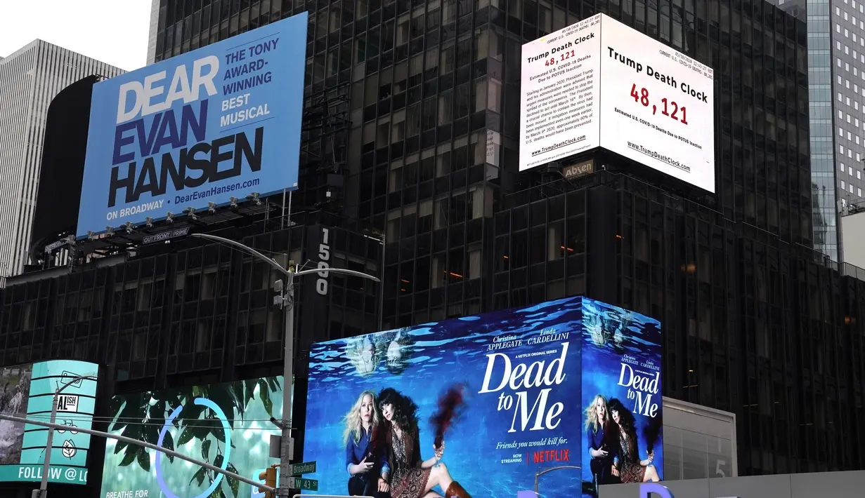 Papan reklame yang disebut "Trump Death Clock" terlihat di Times Square di New York City pada 11 Mei 2020. Papan hasil ide dari pembuat film, Eugene Jarecki ini menampilkan jumlah kematian yang disebabkan Presiden AS Donald Trump menunda respons terhadap pandemi COVID-19. (TIMOTHY A. CLARY/AFP)