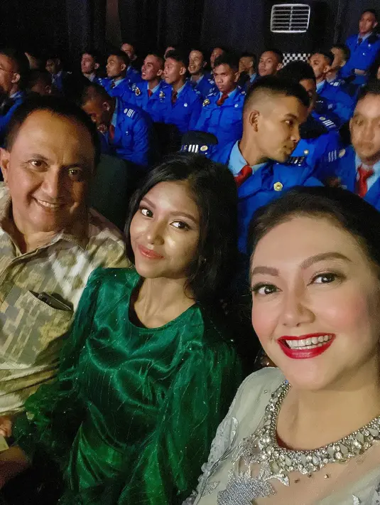 Potret bahagia Bella dan suami yang merupakan pensiunan TNI saat menghadiri wisuda Diandra. [Instagram/bellasaphiraoffiicial]