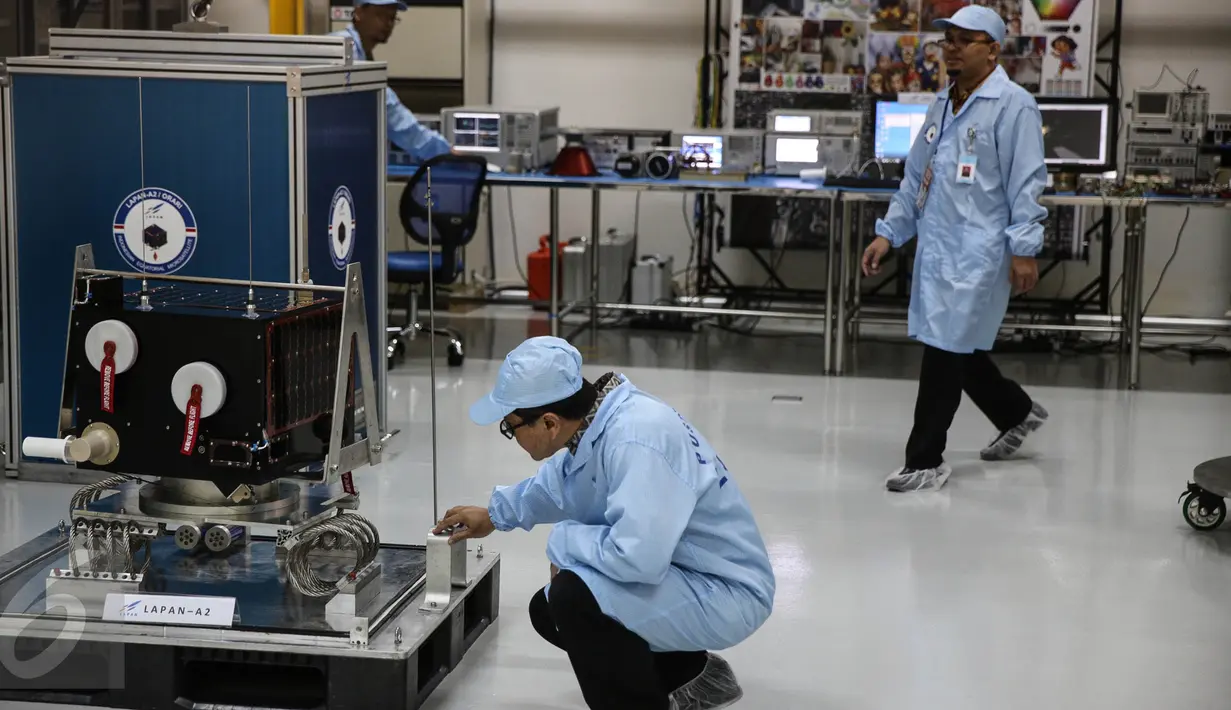 Sejumlah tim ahli saat mengamati satelit ekuatorial pertama Indonesia, LAPAN A2, di Pusat Teknologi Satelit Lapan, Bogor, Kamis (3/9/2015). Satelit tersebut nantinya akan segera diberangkatkan ke India. (Liputan6.com/Faizal Fanani)