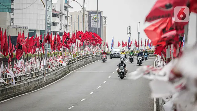 Bendera Partai di Flyover Jakarta