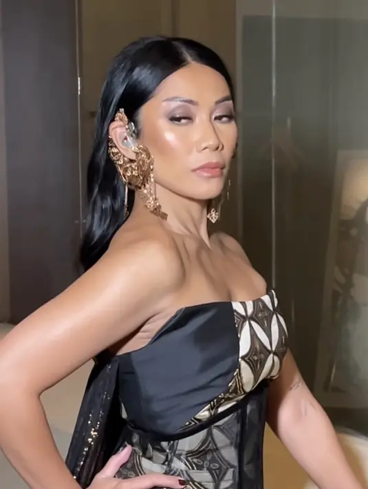 Penampilan Anggun pun dilengkapi dengan aksesori anting-anting menjuntai keemasan dari Rinaldy Yunardi. Anting yang menghiasi telinga tersebut pun menjadi on point pada tampilan Anggun. [@anggun_cipta]