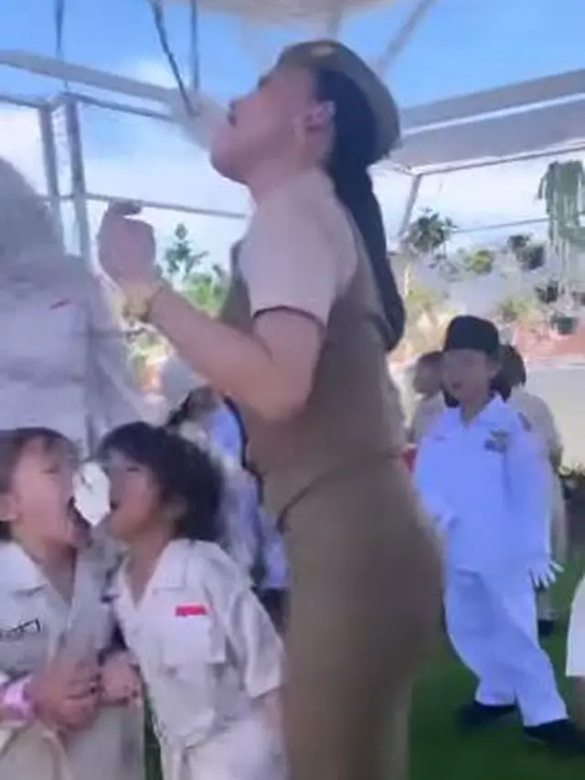 Yuni Shara gelar upacara bendera di PAUD miliknya (Instagram/yunishara36)