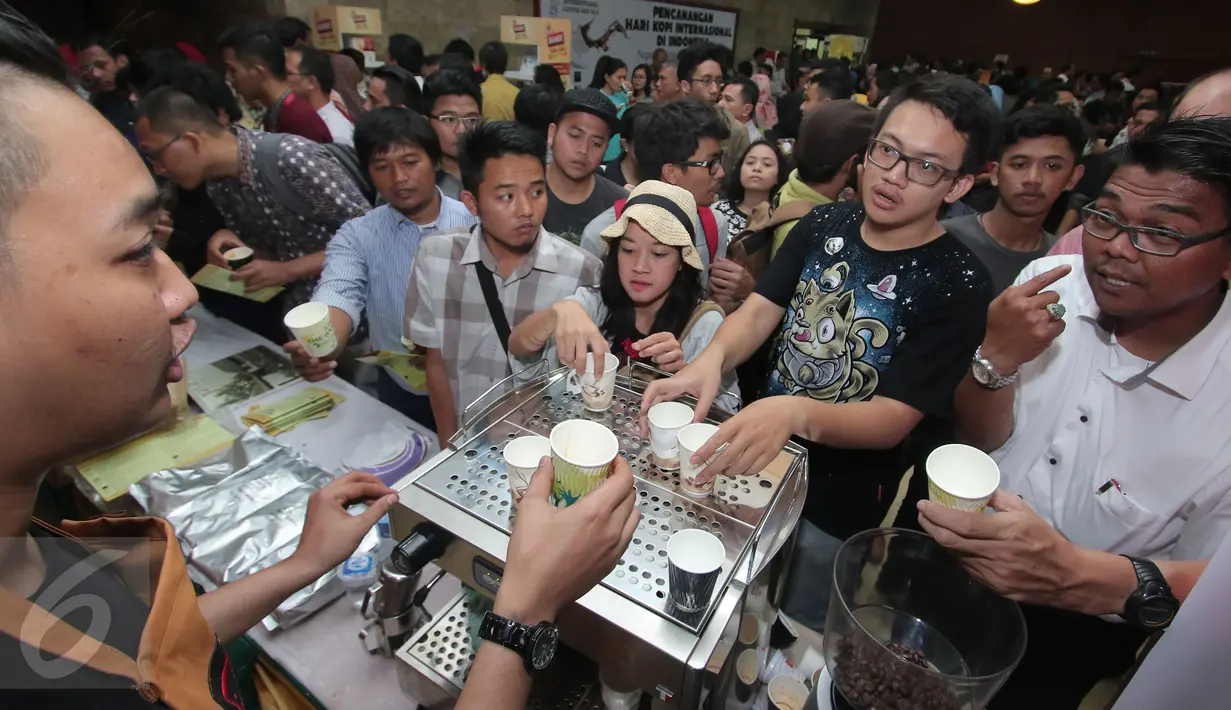 Pengunjung antre untuk mendapatkan kopi gratis di Gedung Kementerian Perindustrian, Jakarta, Kamis (1/10/2015). Acara bagi-bagi kopi gratis ini dalam rangka Pencanangan Hari Kopi Internasional yang jatuh pada tanggal 1 Oktober. (Liputan6.com/Angga Yuniar)