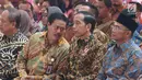 Presiden Jokowi didampingi Mendikbud Muhadjir Effendy menghadiri peresmian gedung fasilitas layanan Perpustakaan Nasional di Jakarta, Kamis (14/9). Gedung dengan 27 lantai ini merupakan gedung perpustakaan tertinggi di dunia. (Liputan6.com/Angga Yuniar)