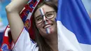 Suporter Prancis terlihat bahagia saat timnya menang melawan republik Irlandia 2-1 pada babak 16 besar Piala Eropa 2016 di Stade de Lyon, Lyon, Prancis,(26/6/2016). (EPA/Yuri Kochetkov)
