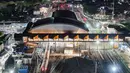 Penataan jalur operasional turut disesuaikan, dengan jalur dua untuk kereta lokal, jalur tiga kereta barang, serta jalur empat dan lima untuk KRL. Tampak dalam foto, calon penumpang berjalan saat uji coba Stasiun Rangkasbitung Ultimate di Lebak, Banten, Senin (24/11/2025) malam. (merdeka.com/Arie Basuki)