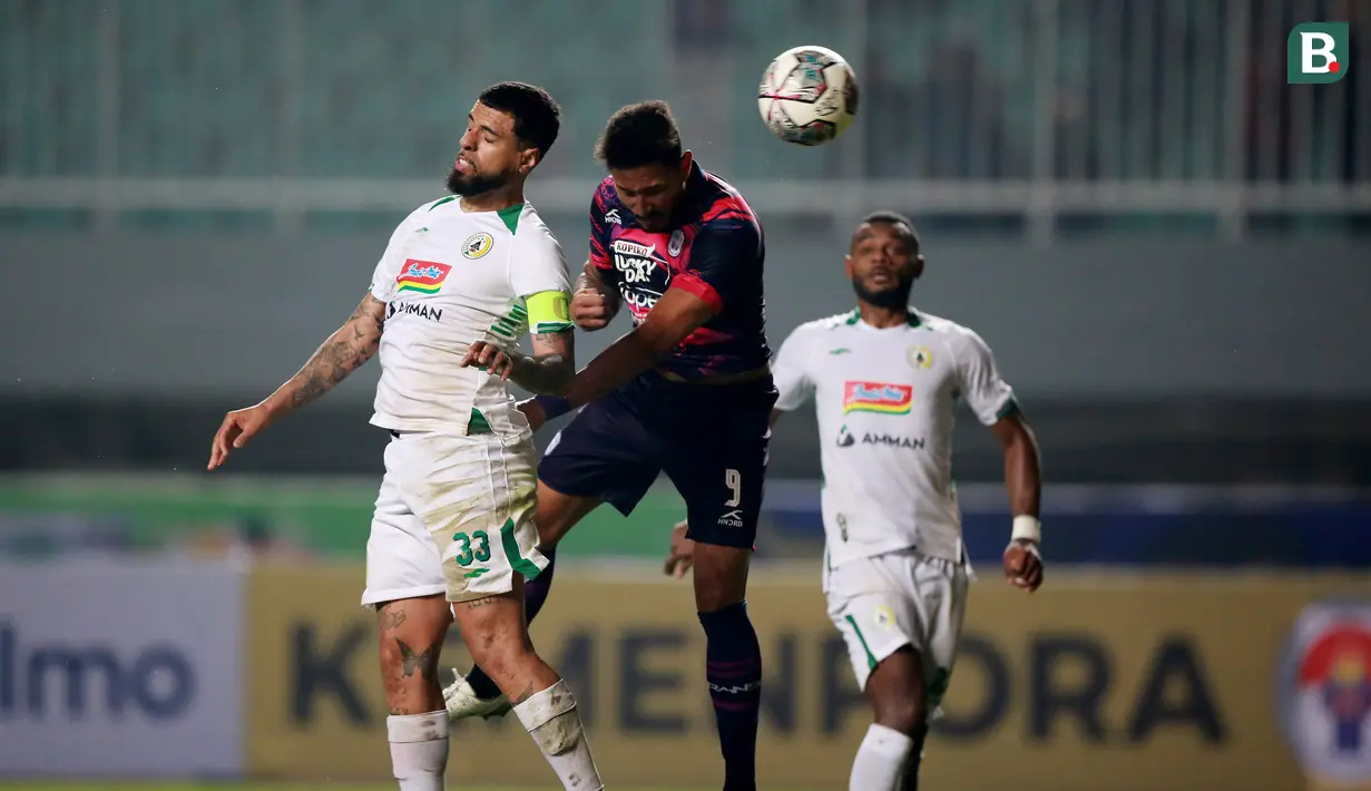 <p>&nbsp;Pemain RANS Nusantara FC, Wander Luiz (tengah) berduel udara dengan pemain PSS Sleman, Tallysson Duarte dalam laga pekan ke-2 BRI Liga 1 2022/2023 antara RANS Nusantara FC melawan PSS Sleman di Stadion Pakansari, Bogor, Jumat (29/7/2022) malam WIB. (Bola.com/M Iqbal Ichsan)</p>