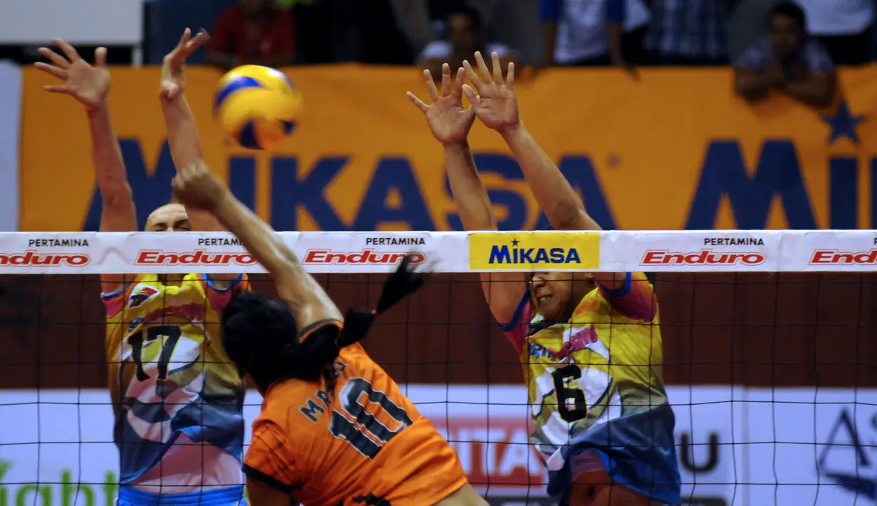 Dua pemain putri Jakarta PGN Popsivo mencoba memblok smash Dayesi Masso C (Jakarta Bank DKI) di putaran kedua pekan ketiga Pertamina Proliga 2015 di Hall A GBK Senayan, Jakarta, Jumat (20/3/2015). (Liputan6.com/Helmi Fithriansyah)
