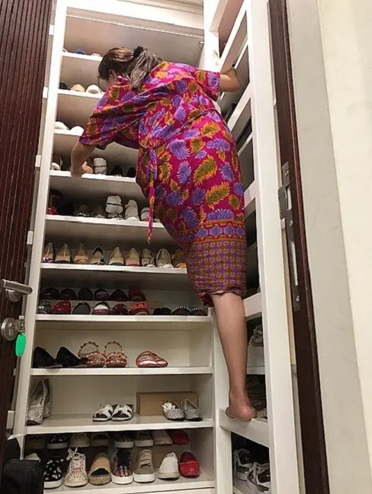 Lagi-lagi Sarwendah menuai pujian dari warganet, setelah wanita cantik ini tampak memanjat rak untuk merapikan sepatunya. (Foto: instagram.com/ruben_onsu)