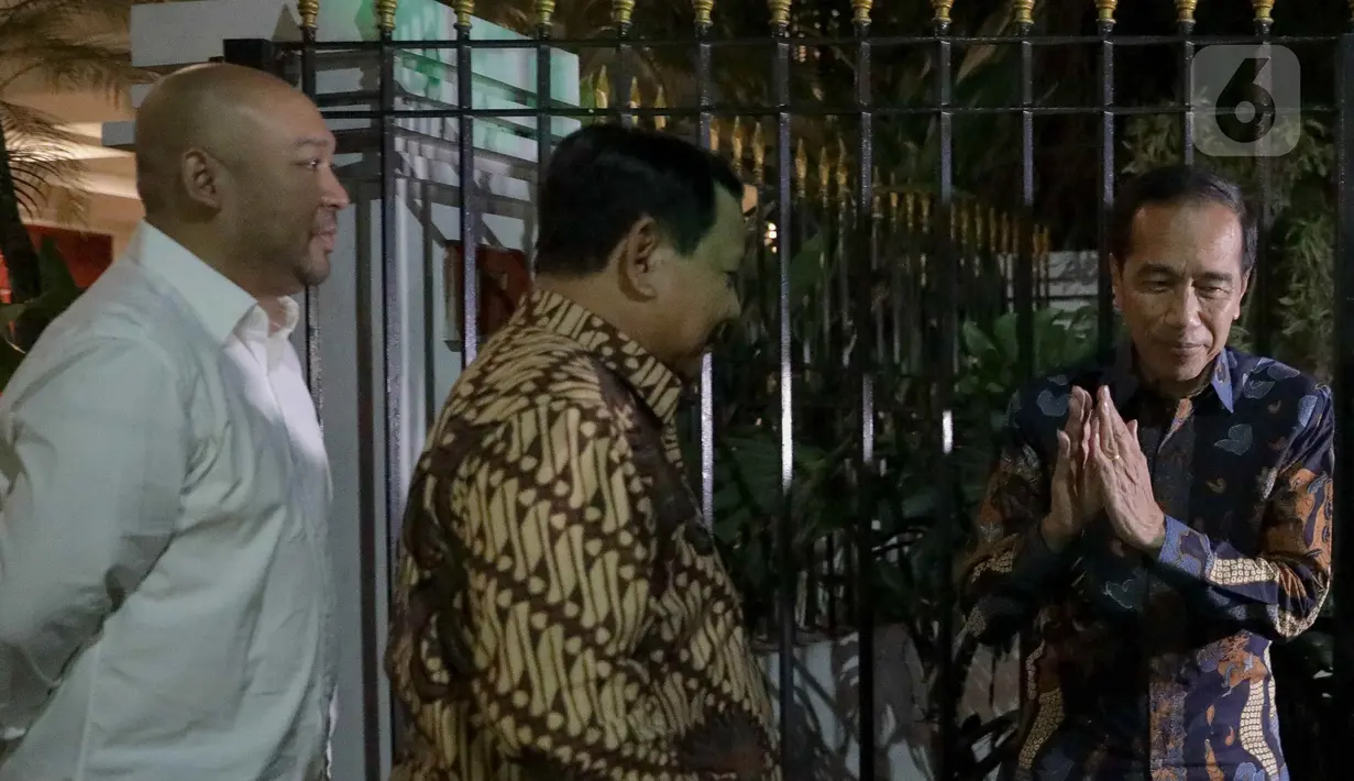 Kedua tampak akrab dan sama-sama mengenakan baju batik. (Liputan6.com/Herman Zakharia)