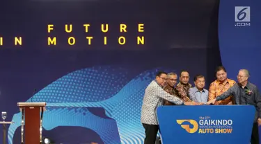 Wakil Presiden RI Jusuf Kalla didampingi Menteri Peridustrian Airlangga Hartarto dan Ketum Gaikindo Yohannes Nangoi menekan tombol tanda resmi dibukanya pameran Gaikindo Indonesia Internasional Auto Show (GIIAS) 2019 di ICE BSD, Serpong, Tangerang, Kamis (18/7/2019). (Liputan6.com/Fery Pradolo)