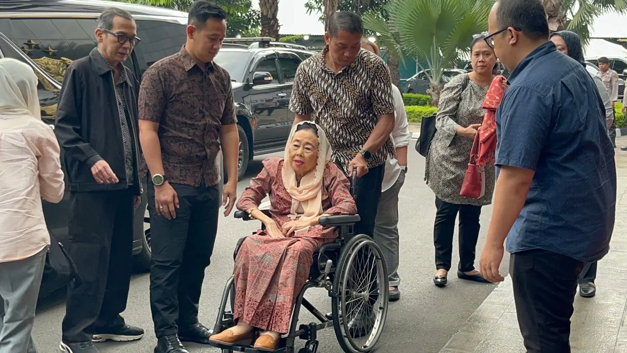 Istri Presiden ke-4 RI Abdurrahman Wahid alias Gus Dur, Sinta Nuriyah, menyambangi Polda Metro Jaya, Selasa (23/9/2025) (Liputan6.com/Ady Anugrahadi)