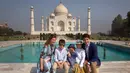 PM Kanada Justin Trudeau bersama sang istri, Sophie Gregoire Trudeau serta tiga anaknya berpose di depan Taj Mahal di sela-sela kunjungan ke India, Minggu (18/2). Ini adalah kunjungan pertama Tredeau ke India sejak menjabat pada 2015. (AP/Manish Swarup)