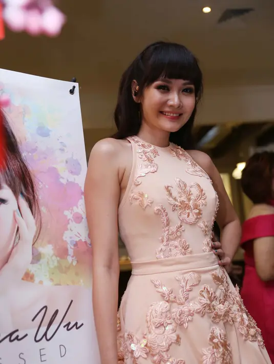 "Aku lebih suka dikenal penyanyi tiga bahasa. Karena kalau disuruh pilih satu dan enggak boleh nyanyi pakai 2 bahasa lainnya, aku enggak mau. Kalau show pun biasanya pakai 3 bahasa," kata Alena Wu. (Nurwahyunan/Bintang.com)