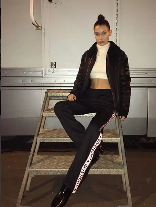 “Untuk pihak majalah Vogue, aku pun menghaturkan terima kasih lantaran sudah menerima semua perbedaan adat dan budaya yang kita miliki,” tutup Bella dalam tulisannya. (Instagram/bellahadid)