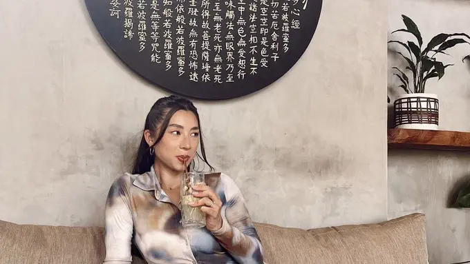 Gaya Jennifer Bachdim Bersama Anak keempatnya