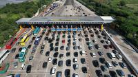 Gerbang Tol (GT) Cikampek Utama beroperasi secara penuh untuk layani kendaraan menuju arah Jakarta saat arus balik Lebaran 2025. (Jasa Marga)
