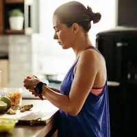 Ketahui makanan yang tepat untuk dikonsumsi setelah berolahraga. (foto: drobotdean/freepik)