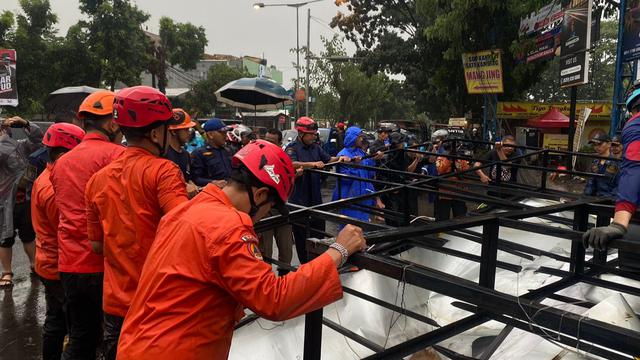 Petugas mengevakuasi papan reklame roboh di Jalan Pandu Raya, Kecamatan Bogor Utara, Kota Bogor, berhasil dievakuasi, Kamis (30/11/2023).
