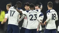 Para pemain Tottenham Hotspur merayakan gol yang dicetak oleh Son Heung-min ke gawang Arsenal pada laga Liga Inggris di London, Minggu (6/12/2020). Tottenham menang dengan skor 2-0. (Glyn Kirk/Pool via AP)