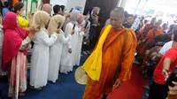 Di Kanzus Sholawat, para biksu sudah ditunggu oleh para warga pesantren maupun umat Buddha yang sengaja datang untuk bertemu langsung. (merdeka.com/Arie Basuki)
