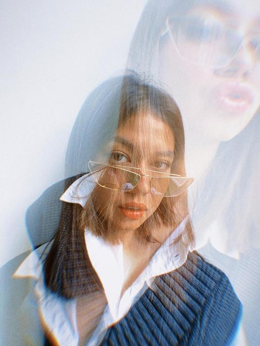 Selain berparas ayu, Yuki Kato dikenal sebagai selebriti yang pandai memadukan busana. Kali ini ia tampak memakai kemeja putih yang dipadukan dengan vest. Kacamata yang dipakainya juga menambah kesan stylish.(Liputan6.com/IG/@yukikt)