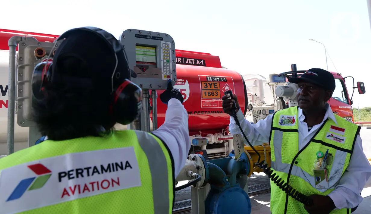 Petugas beraktivitas di Depot Pengisian Pesawat Udara (DPPU) DEO Sorong seusai diresmikan, Sorong, Papua Barat, Kamis (21/11/2019). PT Pertamina (Persero) secara resmi mengoperasikan Depot Pengisian Pesawat Udara (DPPU) DEO Sorong pada hari ini. (Liputan6.com/Herman Zakharia)