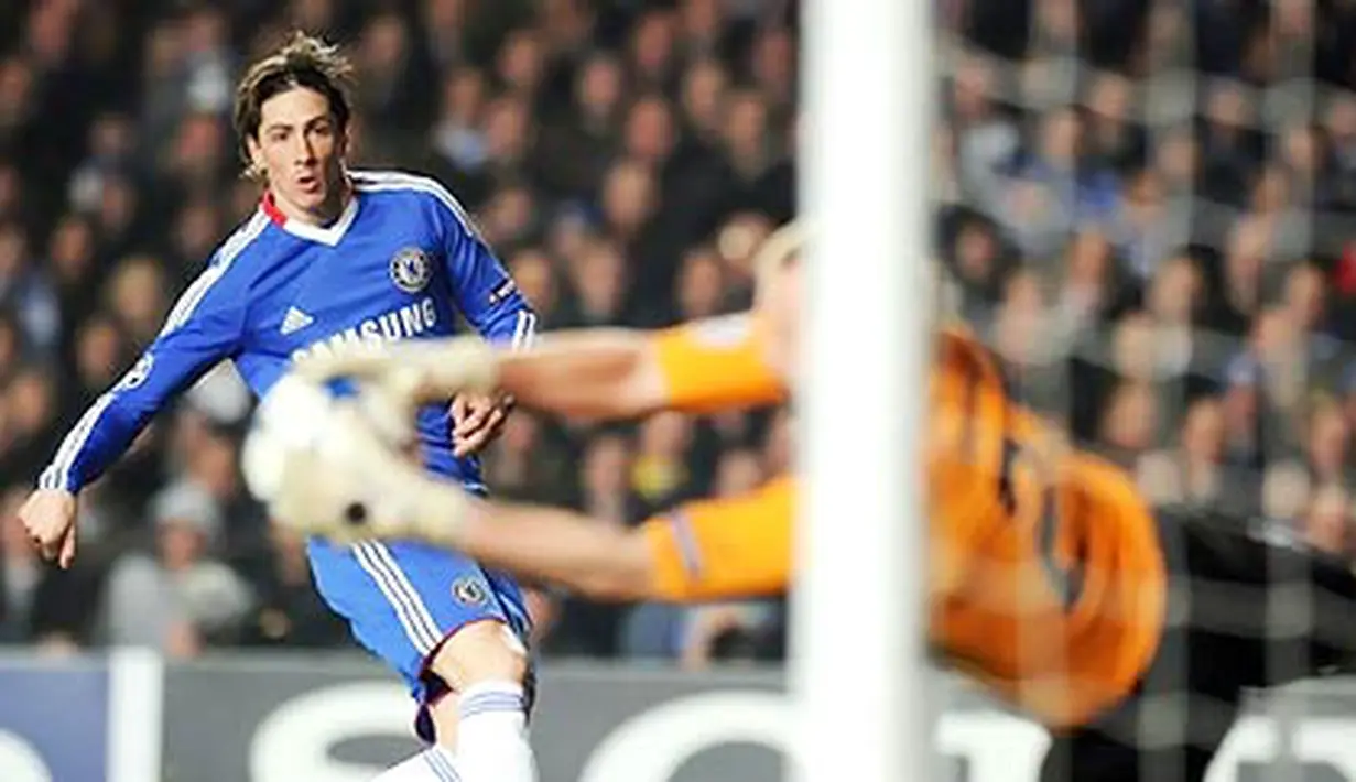 Striker Chelsea Fernando Torres menyaksikan tembakannya diselamatkan kiper FC Copenhagen Johan Wiland dalam leg kedua 16 besar Liga Champions yang berakhir 0-0 di Stamford Bridge, 15 Maret 2011. AFP PHOTO/Carl de Souza