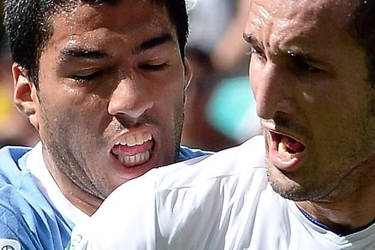 Luis Suarez kontra Giorgio Chiellini di Piala Konfederasi