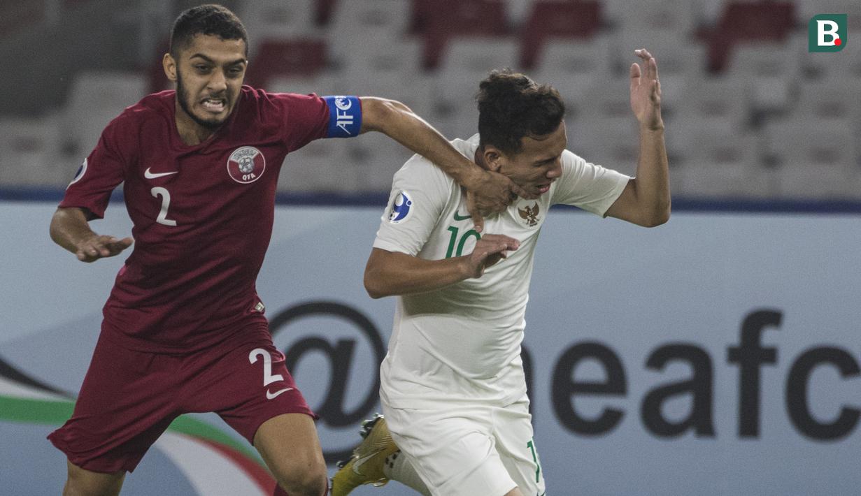 Gelandang Timnas Indonesia, Egy Maulana, ditarik wajahnya oleh bek Qatar, Nasir Baksh, pada laga AFC U-19 Championship di SUGBK, Jakarta, Minggu (21/10). Indonesia kalah 5-6 dari Qatar. (Bola.com/Vitalis Yogi Trisna)
