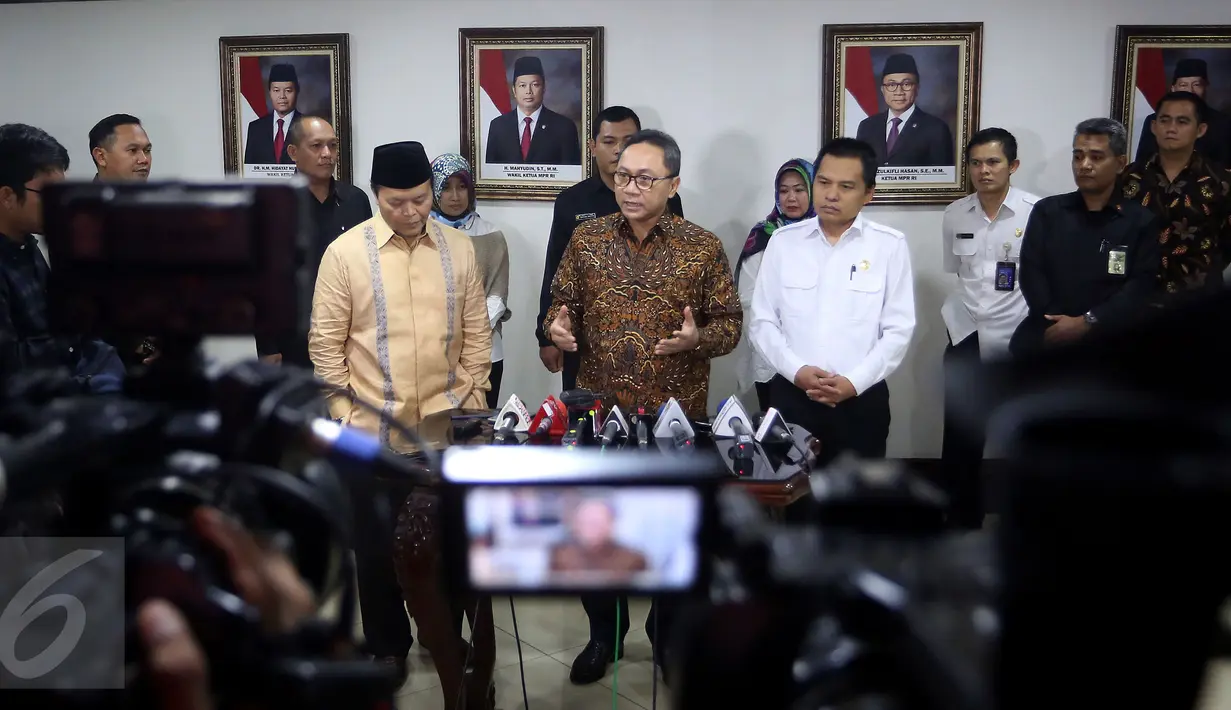  Ketua MPR Zulkifli Hasan di dampingi Wakil Ketua MPR Hidayat Nurwahid (kiri) dan Sekertaris Jenderal Ma'ruf Cahyono memberikan keterangan pers terkait Polemik DPD RI di Gedung MPR/DPR, komplek parlemen, Jakarta, Selasa (4/4). (Liputan6.com/Johan Tallo)