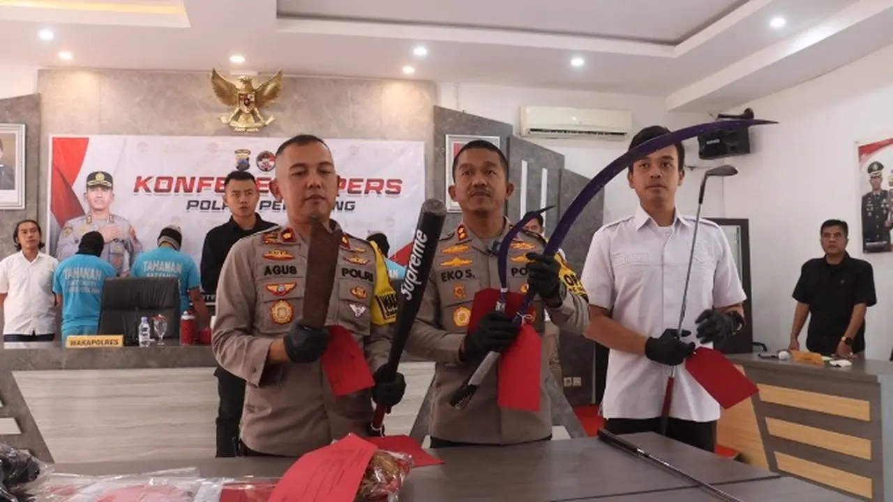 Kapolres Pemalang menunjukkan senjata yang digunakan oleh para remaja yang terlibat tawuran antargeng lintas kabupaten. (Foto: Liputan6.com/Polres Pemalang)